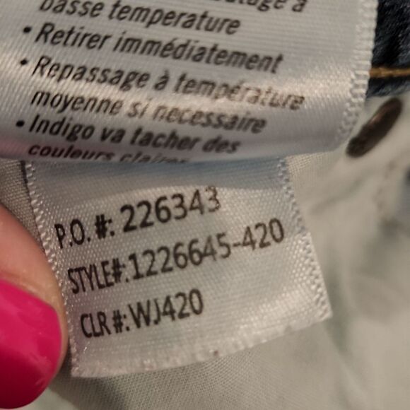 Medium wash Paige roll up jean shorts size 32. - Picture 5 of 9